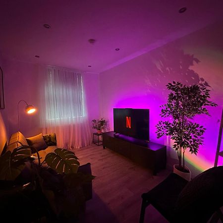 Retro Suite A Luxury Apartment With King Size Bed Wii Games And Entertainment Leicester Extérieur photo